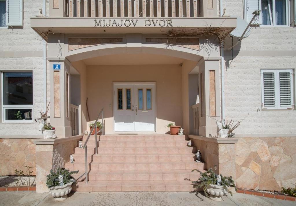 Apartments Mijajov Dvor Sumartin Exterior foto