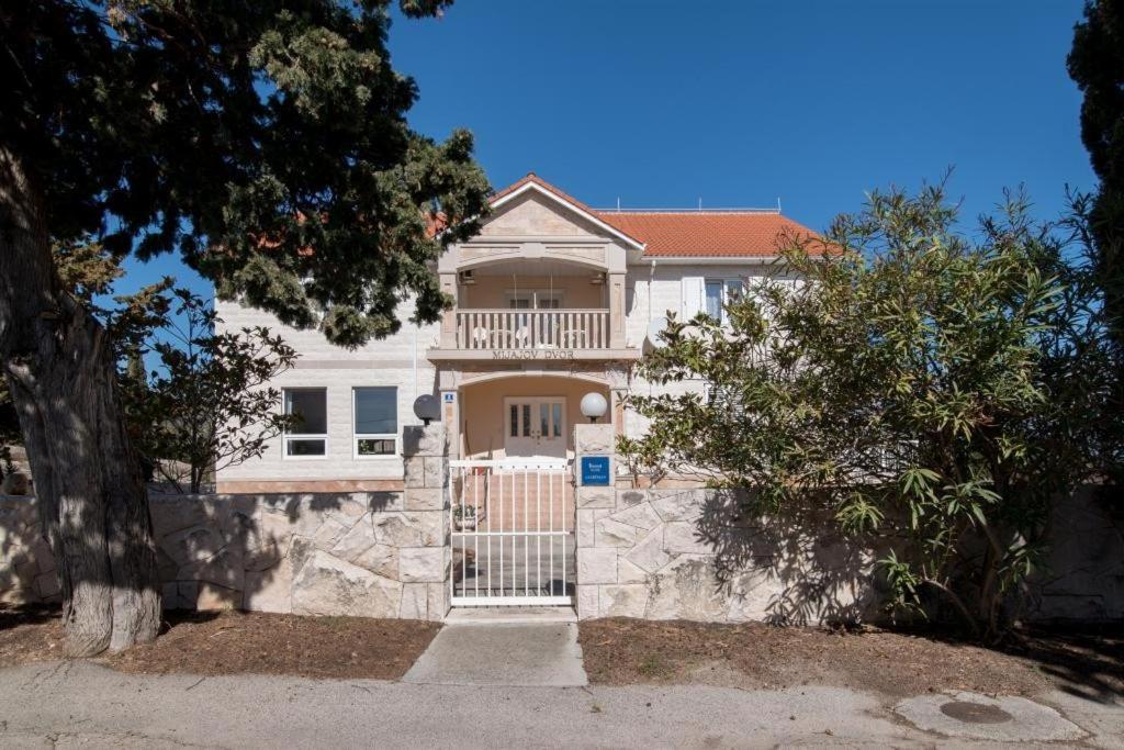 Apartments Mijajov Dvor Sumartin Exterior foto