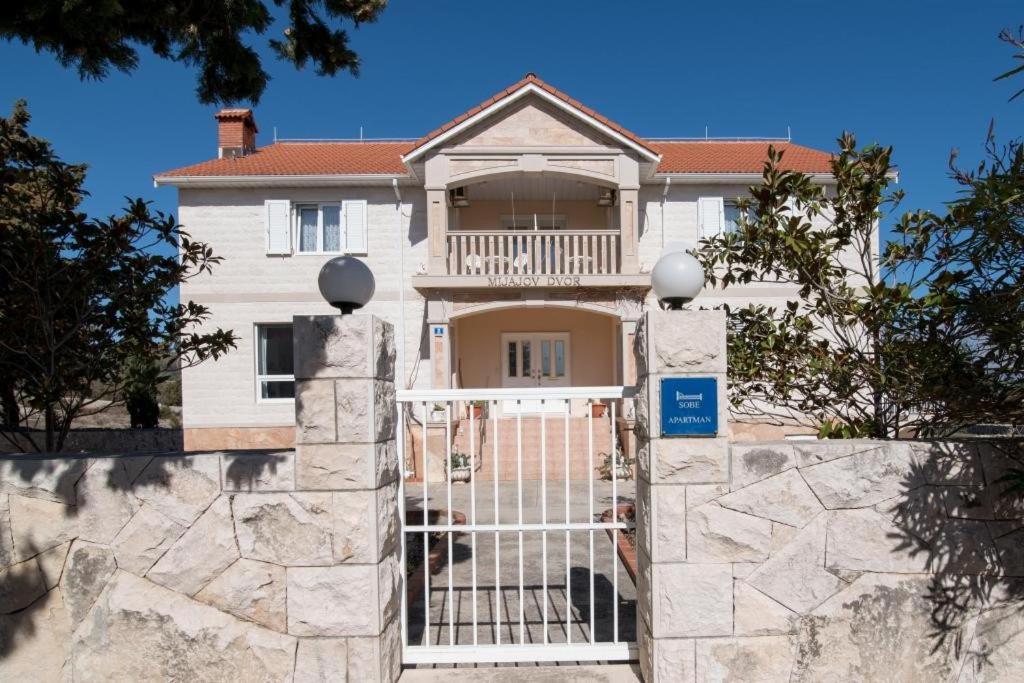 Apartments Mijajov Dvor Sumartin Cameră foto